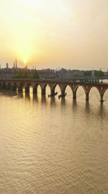 Fransa 'nın şarap başkenti Bordeaux' nun hava görüntüsü çekimleri. Nehrin kıyısında güzel bir şehir. Şehir merkezinin insansız hava aracı görüntüsü. İHA 'yla çekilen evlerin çatıları.