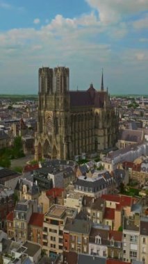 Tarihi şehir merkezinde Katedral Katedrali Notre-Dame de Reims 'in çekimleri yapılıyor. Kuzeydoğu Fransa 'daki Reims katedralinin yüksek Gotik tarzı binasının etkileyici manzarası. Hava görünümü.