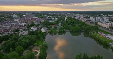 Fransa 'nın Montargis kentinin havadan görünüşü. Montargis 'in eski şehir merkezi. Eski kasabanın çatılarını inşa eden şehir manzarası. Fransa 'da turizm gezisi.