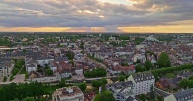Fransa 'nın Montargis kentinin havadan görünüşü. Montargis 'in eski şehir merkezi. Eski kasabanın çatılarını inşa eden şehir manzarası. Fransa 'da turizm gezisi.