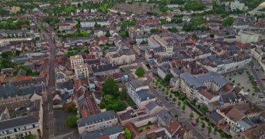 Fransa 'nın Montargis kentinin havadan görünüşü. Montargis 'in eski şehir merkezi. Eski kasabanın çatılarını inşa eden şehir manzarası. Fransa 'da turizm gezisi.