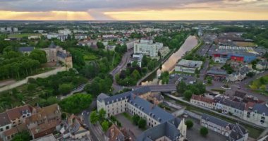 Fransa 'nın Montargis kentinin havadan görünüşü. Montargis 'in eski şehir merkezi. Eski kasabanın çatılarını inşa eden şehir manzarası. Fransa 'da turizm gezisi.
