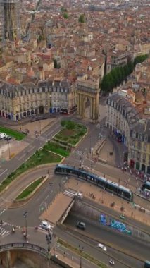 Fransa 'nın şarap başkenti Bordeaux' nun hava görüntüsü çekimleri. Nehrin kıyısında güzel bir şehir. Şehir merkezinin insansız hava aracı görüntüsü. İHA 'yla çekilen evlerin çatıları.