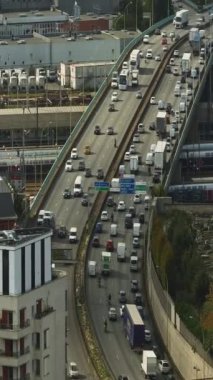 Fransa 'nın başkentinde bulunan köprüde arabalar yoğun trafikte ilerliyor. Paris 'in iş bölgesinde trafik sıkışıktı. Kentsel araç setinin insansız hava aracı görüntüsü. Yüksek kalite 4k görüntü