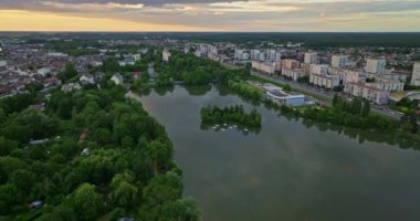 Fransa 'nın Montargis kentinin havadan görünüşü. Montargis 'in eski şehir merkezi. Eski kasabanın çatılarını inşa eden şehir manzarası. Fransa 'da turizm gezisi.