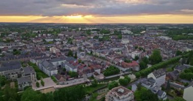 Fransa 'nın Montargis kentinin havadan görünüşü. Montargis 'in eski şehir merkezi. Eski kasabanın çatılarını inşa eden şehir manzarası. Fransa 'da turizm gezisi.