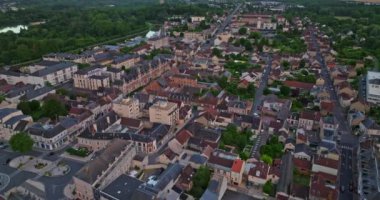 Fransa 'nın Montargis kentinin havadan görünüşü. Montargis 'in eski şehir merkezi. Eski kasabanın çatılarını inşa eden şehir manzarası. Fransa 'da turizm gezisi.