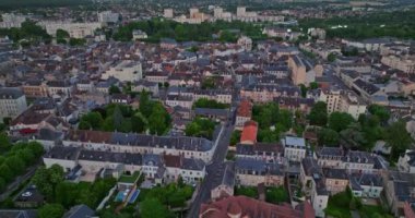 Fransa 'nın Montargis kentinin havadan görünüşü. Montargis 'in eski şehir merkezi. Eski kasabanın çatılarını inşa eden şehir manzarası. Fransa 'da turizm gezisi.