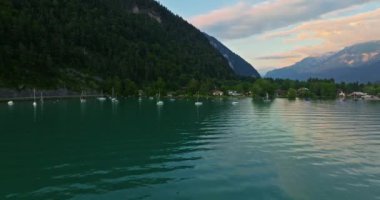 İnsansız hava aracı güzel göl üzerinde uçuyor. Hava İHA 'sı İsviçre Alpleri' nde. İsviçre Alpleri dağ tepeleri ve göl. İsviçre yaz turizmi merkezi. İnanılmaz bir dağ manzarası ve Interlaken Gölü..