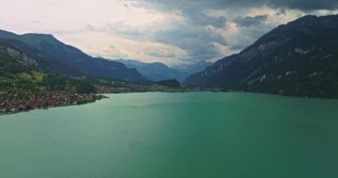 İsviçre 'de su taşımacılığı. İsviçre Gölü 'nde yol alıyorum. Interlaken Gölü 'ndeki hava manzaralı vapur gemisi. İsviçre yaz turizmi merkezi. Turkuaz mavi su. Yolcu gemisinde İsviçre bayrağı.