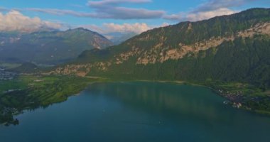 İnsansız hava aracı güzel göl üzerinde uçuyor. Hava İHA 'sı İsviçre Alpleri' nde. İsviçre Alpleri dağ tepeleri ve göl. İsviçre yaz turizmi merkezi. İnanılmaz bir dağ manzarası ve Interlaken Gölü..