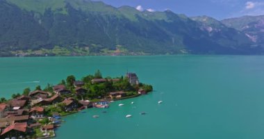 İsviçre 'de su taşımacılığı. İsviçre Gölü 'nde yol alıyorum. Interlaken Gölü 'ndeki hava manzaralı vapur gemisi. İsviçre yaz turizmi merkezi. Turkuaz mavi su. Yolcu gemisinde İsviçre bayrağı.