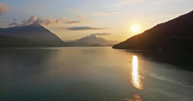 İnsansız hava aracı güzel göl üzerinde uçuyor. Hava İHA 'sı İsviçre Alpleri' nde. İsviçre Alpleri dağ tepeleri ve göl. İsviçre yaz turizmi merkezi. İnanılmaz bir dağ manzarası ve Interlaken Gölü..