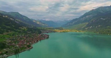 İnsansız hava aracı güzel göl üzerinde uçuyor. Hava İHA 'sı İsviçre Alpleri' nde. İsviçre Alpleri dağ tepeleri ve göl. İsviçre yaz turizmi merkezi. İnanılmaz bir dağ manzarası ve Interlaken Gölü..