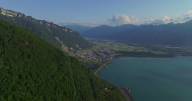 İnsansız hava aracı güzel göl üzerinde uçuyor. Hava İHA 'sı İsviçre Alpleri' nde. İsviçre Alpleri dağ tepeleri ve göl. İsviçre yaz turizmi merkezi. İnanılmaz bir dağ manzarası ve Interlaken Gölü..