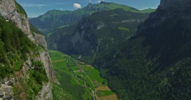 Staubbach şelalesiyle Lauterbrunnen köyünün hava manzarası. Dağ Jungfrau arka planda. İsviçre 'nin Lauterbrunnen vadisi, İsviçre' nin yeşil alp vadisi..