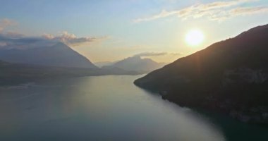 İnsansız hava aracı güzel göl üzerinde uçuyor. Hava İHA 'sı İsviçre Alpleri' nde. İsviçre Alpleri dağ tepeleri ve göl. İsviçre yaz turizmi merkezi. İnanılmaz bir dağ manzarası ve Interlaken Gölü..