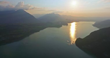 İnsansız hava aracı güzel göl üzerinde uçuyor. Hava İHA 'sı İsviçre Alpleri' nde. İsviçre Alpleri dağ tepeleri ve göl. İsviçre yaz turizmi merkezi. İnanılmaz bir dağ manzarası ve Interlaken Gölü..