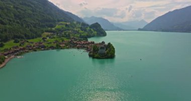 İnsansız hava aracı güzel göl üzerinde uçuyor. Hava İHA 'sı İsviçre Alpleri' nde. İsviçre Alpleri dağ tepeleri ve göl. İsviçre yaz turizmi merkezi. İnanılmaz bir dağ manzarası ve Interlaken Gölü..