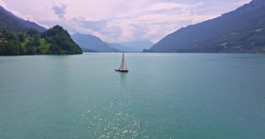 İsviçre 'de tatlı su deposu. İnsansız hava aracı güzel göl üzerinde uçuyor. Hava aracı İsviçre Dağ tepeleri ve göl. İsviçre yaz turizmi merkezi. Dağların ve gölün inanılmaz manzarası.