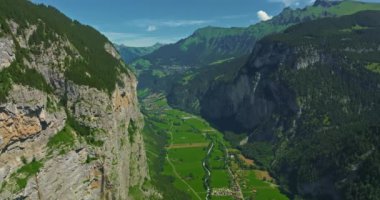 Staubbach şelalesiyle Lauterbrunnen köyünün hava manzarası. Dağ Jungfrau arka planda. İsviçre 'nin Lauterbrunnen vadisi, İsviçre' nin yeşil alp vadisi..