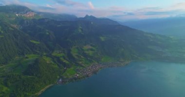 İnsansız hava aracı güzel göl üzerinde uçuyor. Hava İHA 'sı İsviçre Alpleri' nde. İsviçre Alpleri dağ tepeleri ve göl. İsviçre yaz turizmi merkezi. İnanılmaz bir dağ manzarası ve Interlaken Gölü..