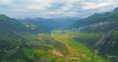 İsviçre Alpleri 'nin inanılmaz dağlık arazisi. Yazın el değmemiş yeşil İsviçre doğası. İsviçre 'nin muhteşem manzarasının havadan görüntüsü. İsviçre 'de yeşil Alp Vadisi.