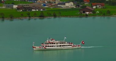 Alpler arasındaki gölün kıyısındaki geleneksel İsviçre evlerinin insansız hava aracı görüntüsü. Brienz, İsviçre. İsviçre 'nin Brienz şehrinin insansız hava aracı görüntüleri. Yazın İsviçre 'yi gezmek.