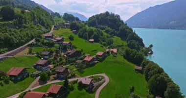 İsviçre Alpleri 'nin inanılmaz dağlık arazisi. Yazın el değmemiş yeşil İsviçre doğası. İsviçre 'nin muhteşem manzarasının havadan görüntüsü. İsviçre 'de yeşil Alp Vadisi.