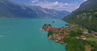 Seeburg 'un havadan görünüşü göldeki bir kale. İsviçre 'deki Brienz Gölü üzerindeki Iseltwald' ın havadan görünüşü, İsviçre doğasının sakin manzarası, İsviçre konseptinde turizm. İsviçre, İzlanda.