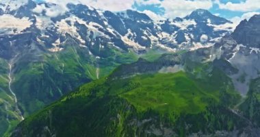 İsviçre Alpleri 'nin inanılmaz dağlık arazisi. Yazın el değmemiş yeşil İsviçre doğası. İsviçre 'nin muhteşem manzarasının havadan görüntüsü. İsviçre 'de yeşil Alp Vadisi.