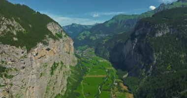Staubbach şelalesiyle Lauterbrunnen köyünün hava manzarası. Dağ Jungfrau arka planda. İsviçre 'nin Lauterbrunnen vadisi, İsviçre' nin yeşil alp vadisi..