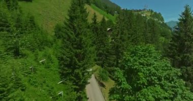 Gimmelwald 'ın küçük köyünün havadan görünüşü. Karlı dağlara karşı geleneksel evleri olan İsviçre dağ köyü. İsviçre 'deki yeşil Alp Vadisi. Yaz sabahı Alpler.