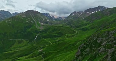 İsviçre yaz turizmi merkezi. İsviçre 'deki güzel İsviçre vadisinin hava manzarası. İsviçre 'deki Idyllic dağ manzarası, sabah İsviçre kırsal havası..