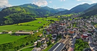 İsviçre 'nin güzel doğası ve köyünün havadan görünüşü. İsviçre 'deki Idyllic dağ manzarası, İsviçre' nin havadan kırsal manzarası, İsviçre Alplerindeki Disentis alp köyü..