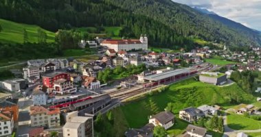 İsviçre 'nin güzel doğası ve köyünün havadan görünüşü. İsviçre 'deki Idyllic dağ manzarası, İsviçre' nin havadan kırsal manzarası, İsviçre Alplerindeki Disentis alp köyü..