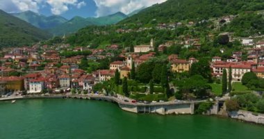 Como Gölü Panoraması. İtalya 'daki Como Gölü' ndeki güzel Gravedona kasabası. Arka planda ünlü Alpler var. Göl kenarındaki renkli köyün insansız hava aracı görüntüsü.