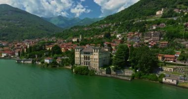 Como Gölü Panoraması. İtalya 'daki Como Gölü' ndeki güzel Gravedona kasabası. Arka planda ünlü Alpler var. Göl kenarındaki renkli köyün insansız hava aracı görüntüsü.