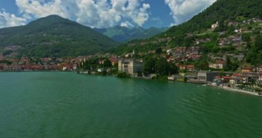 Como Gölü Panoraması. İtalya 'daki Como Gölü' ndeki güzel Gravedona kasabası. Arka planda ünlü Alpler var. Göl kenarındaki renkli köyün insansız hava aracı görüntüsü.