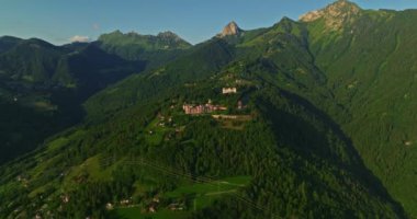 İsviçre yaz turizmi merkezi. İsviçre 'deki güzel İsviçre vadisinin hava manzarası. İsviçre 'deki Idyllic dağ manzarası, sabah İsviçre kırsal havası..