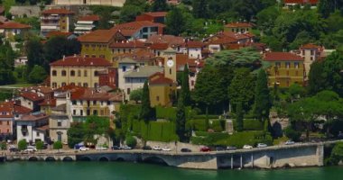 Como Gölü Panoraması. İtalya 'daki Como Gölü' ndeki güzel Gravedona kasabası. Arka planda ünlü Alpler var. Göl kenarındaki renkli köyün insansız hava aracı görüntüsü.