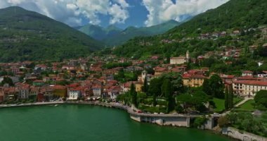 Como Gölü Panoraması. İtalya 'daki Como Gölü' ndeki güzel Gravedona kasabası. Arka planda ünlü Alpler var. Göl kenarındaki renkli köyün insansız hava aracı görüntüsü.