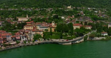 Como Gölü Panoraması. İtalya 'daki Como Gölü' ndeki güzel Gravedona kasabası. Arka planda ünlü Alpler var. Göl kenarındaki renkli köyün insansız hava aracı görüntüsü.