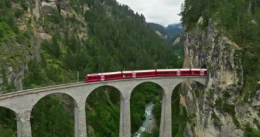 Hava manzaralı Landwasser Viaduct World ve Bernina yaz manzaralı. İsviçre 'de demiryolu manzaralı rota.