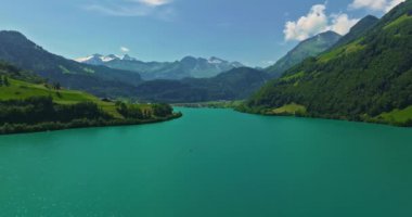 Gölde turkuaz su. Ülkenin merkezindeki bir İsviçre gölünün havadan görünüşü. Acil durumlar için temiz su rezervi. Dağlarda bir depolama tesisinde kristal berrak su