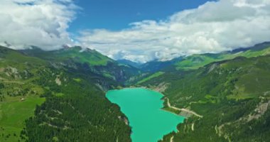 Gölde turkuaz su. Ülkenin merkezindeki bir İsviçre gölünün havadan görünüşü. Acil durumlar için temiz su rezervi. Dağlarda bir depolama tesisinde kristal berrak su