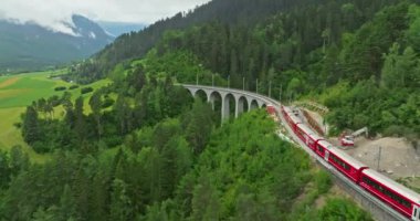 Hava manzaralı Landwasser Viaduct World ve Bernina yaz manzaralı. İsviçre 'de demiryolu manzaralı rota.