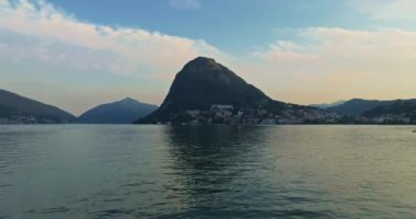 Lugano şehrinin havadan görünüşü ve San Salvatore dağından Lugano Gölü. İsviçre, Canton Ticino 'daki Lugano şehrine bakan Monte Bre' nin hava görüntüleri..