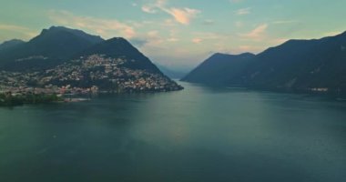 Lugano şehrinin havadan görünüşü ve San Salvatore dağından Lugano Gölü. İsviçre, Canton Ticino 'daki Lugano şehrine bakan Monte Bre' nin hava görüntüleri..
