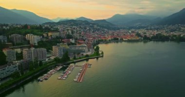 Lugano şehrinin havadan görünüşü ve San Salvatore dağından Lugano Gölü. İsviçre, Canton Ticino 'daki Lugano şehrine bakan Monte Bre' nin hava görüntüleri..